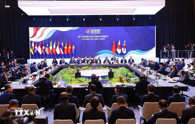 At the 28th ASEAN Plus Three Summit in Kula Lumpur on October 27. (Photo: VNA) At the 28th ASEAN Plus Three Summit in Kula Lumpur on October 27. (Photo: VNA)