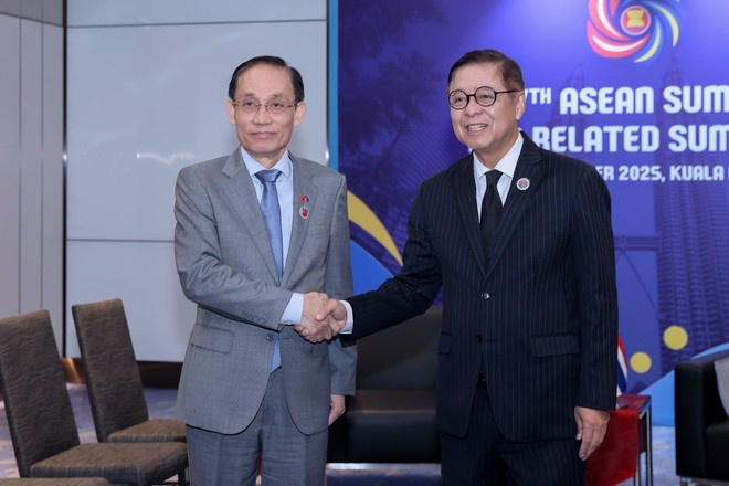 Foreign Minister Le Hoai Trung and his Thai counterpart Sihasak Phuangketkeow meet in Kuala Lumpur on October 27 (Photo: VNA) Foreign Minister Le Hoai Trung and his Thai counterpart Sihasak Phuangketkeow meet in Kuala Lumpur on October 27 (Photo: VNA)