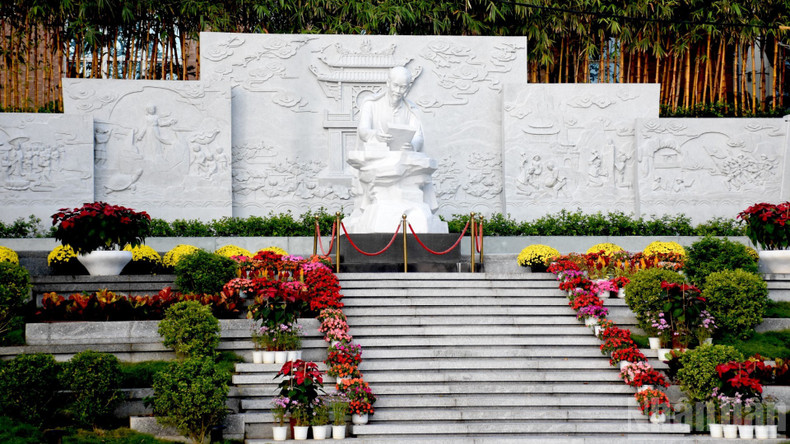 Statue of President Ho Chi Minh reading a book on the grounds of the Da Nang Library.