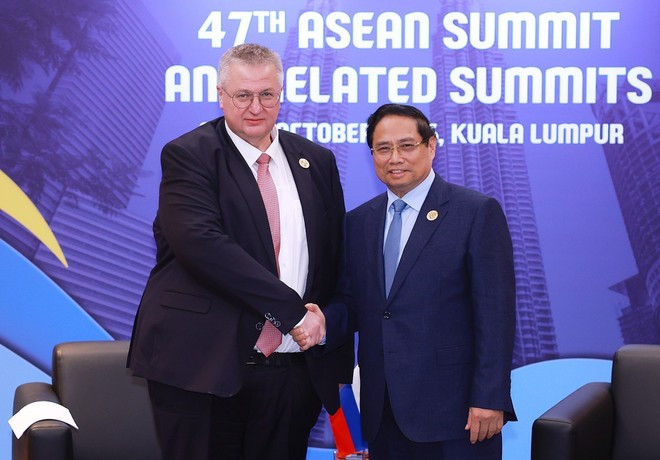 PM Pham Minh Chinh (R) meets with Russian Deputy PM Alexey Overchuk in Kuala Lumpur on October 27. (Photo: VNA) PM Pham Minh Chinh (R) meets with Russian Deputy PM Alexey Overchuk in Kuala Lumpur on October 27. (Photo: VNA)