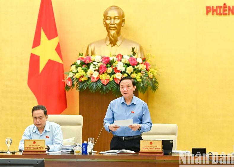 Vice Chairman of the NA Nguyen Khac Dinh presides over the discussion on the draft law amending and supplementing several articles of the Law on the Organisation of the People’s Courts. 7-4240-1954.jpg