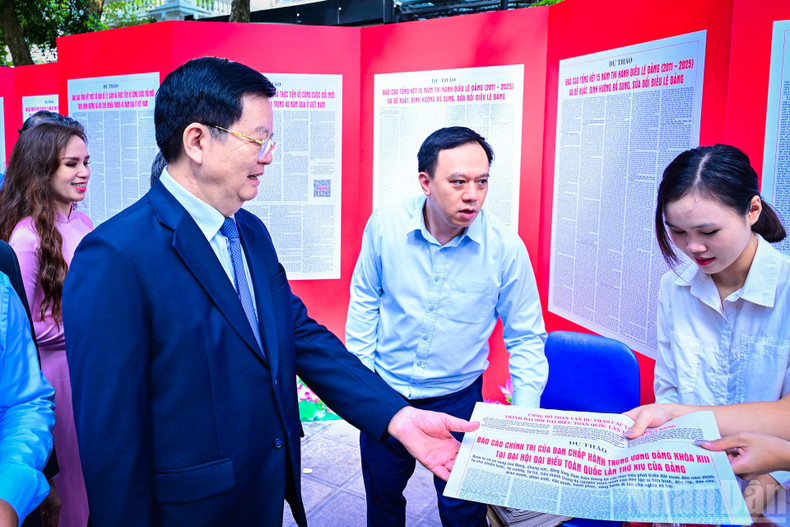 Deputy Prime Minister Mai Van Chinh receives Nhan Dan Newspaper’s special supplement “Publication of the Draft Documents of the 14th National Party Congress.”