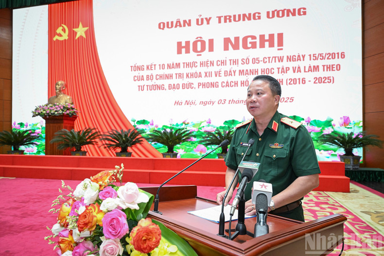 Major General Nguyen Huu Ngoc, Commander of Corps 12, delivers a presentation at the conference. 3-3099.jpg