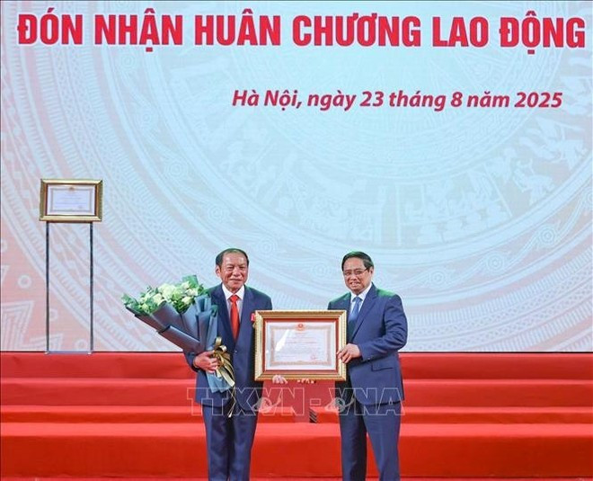 Prime Minister Chinh (R) presents the First-Class Labour Order to Minister of Culture, Sports and Tourism Nguyen Van Hung. (Photo: VNA) Prime Minister Chinh (R) presents the First-Class Labour Order to Minister of Culture, Sports and Tourism Nguyen Van Hung. (Photo: VNA)