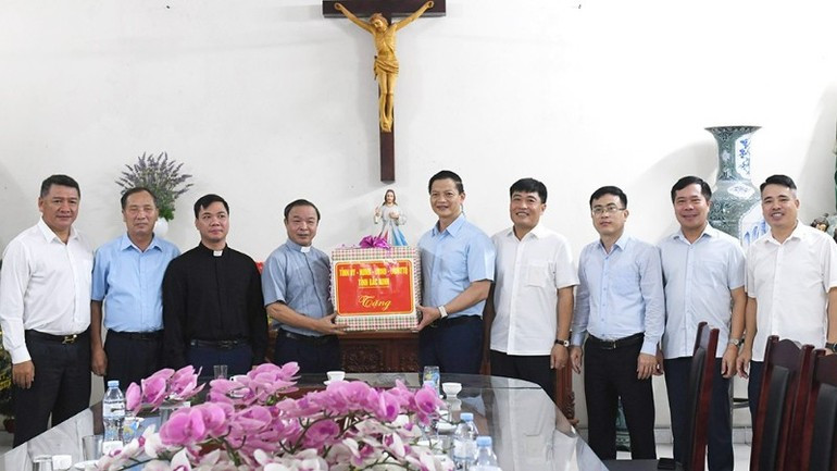 Bac Ninh People’s Committee Chairman Vuong Quoc Tuan visits and presents gifts at Tu Ne Church, Tu Ne Hamlet, Luong Tai Commune. image-8.jpg