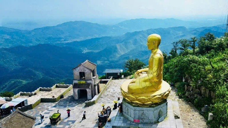 The statue of Emperor Tran Nhan Tong on Yen Tu Peak. image-13.jpg