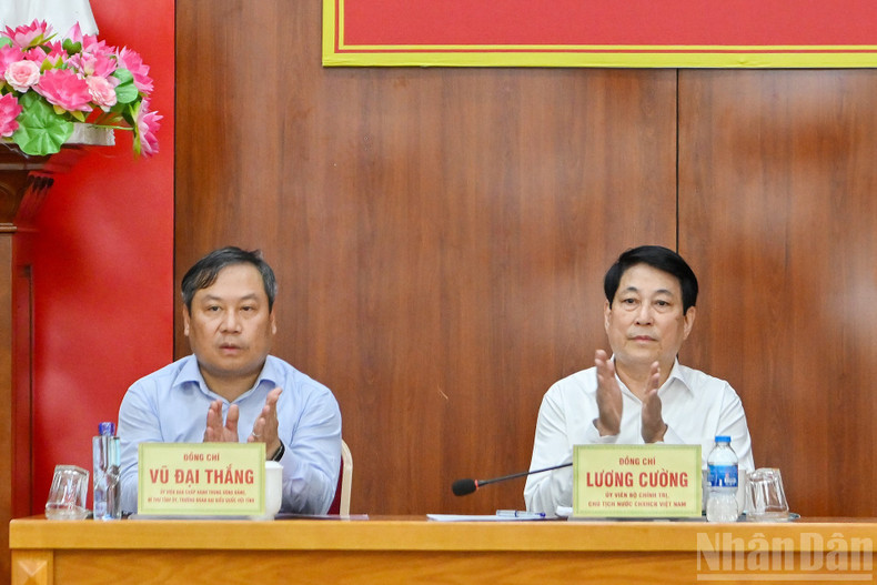 President Luong Cuong and Quang Ninh Party Secretary Vu Dai Thang at the thematic meeting. 4.jpg