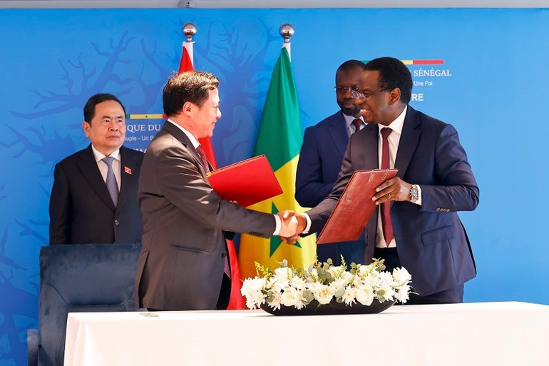 National Assembly Chairman Tran Thanh Man and Senegalese Prime Minister Ousmane Sonko witness the signing of a Memorandum of Understanding on rice trade between Viet Nam’s Ministry of Industry and Trade and Senegal’s Ministry of Industry and Trade. (Photo: VNA) a6.jpg