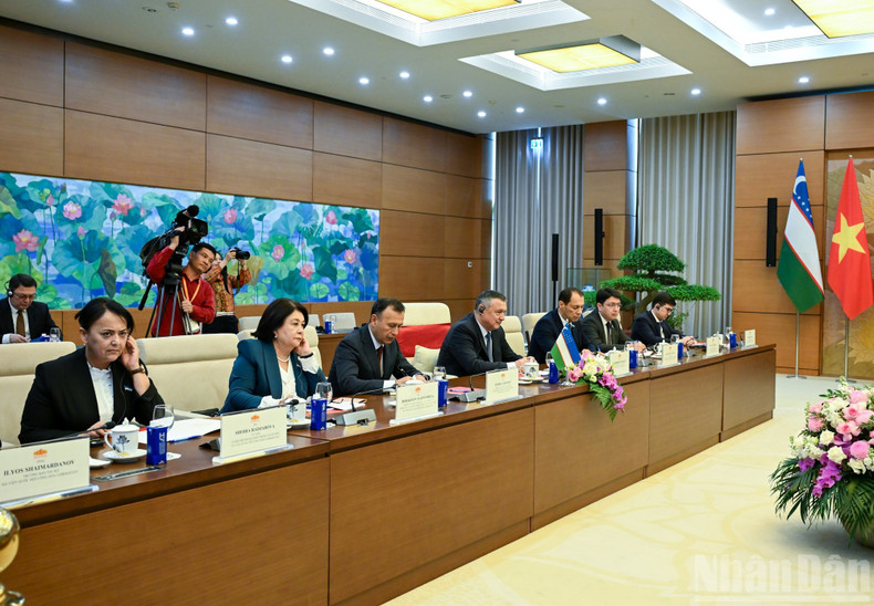 Speaker of the Legislative Chamber of the Oliy Majlis (Lower house) of Uzbekistan Nuriddin Ismoilov and members of the Uzbek parliamentary delegation at the meeting. (Photo: DUY LINH) image-7.jpg