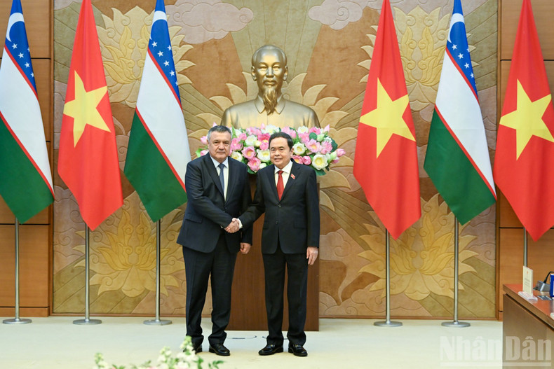 NA Chairman Tran Thanh Man and Speaker of the Legislative Chamber of the Oliy Majlis (Lower house) of Uzbekistan Nuriddin Ismoilov during the meeting. (Photo: DUY LINH) image-4.jpg