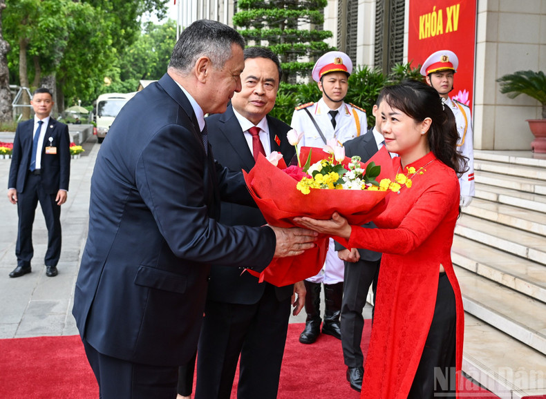 Staff of the National Assembly Office present flowers to welcome Speaker of the Legislative Chamber of the Oliy Majlis (Lower house) of Uzbekistan Nuriddin Ismoilov. (Photo: DUY LINH) image-2.jpg