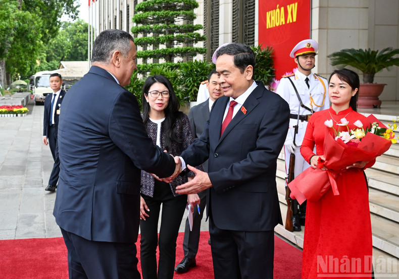 National Assembly Chairman Tran Thanh Man welcomes Speaker of the Legislative Chamber of the Oliy Majlis (Lower house) of Uzbekistan Nuriddin Ismoilov. (Photo: DUY LINH) image-1.jpg