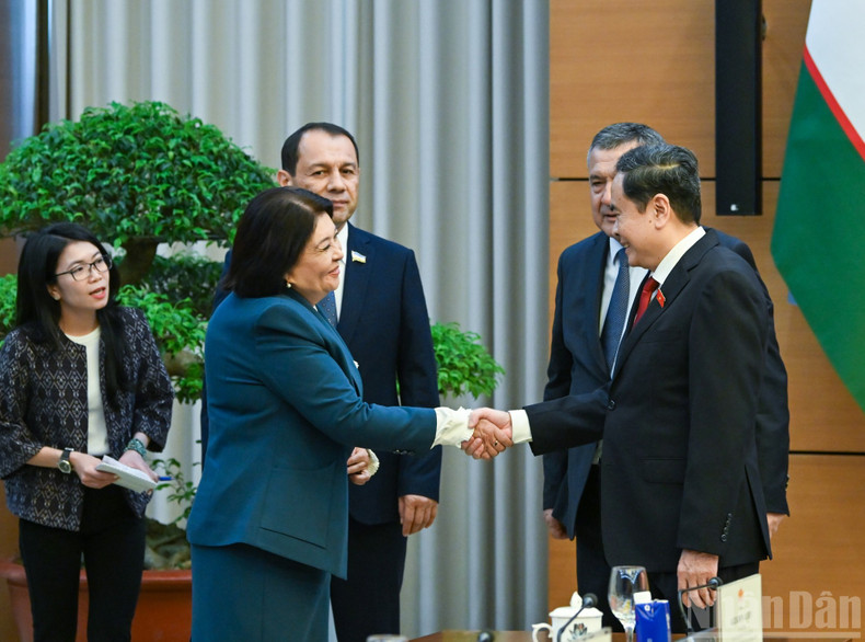 National Assembly Chairman Tran Thanh Man with members of the Uzbek parliamentary delegation. (Photo: DUY LINH) image-5.jpg