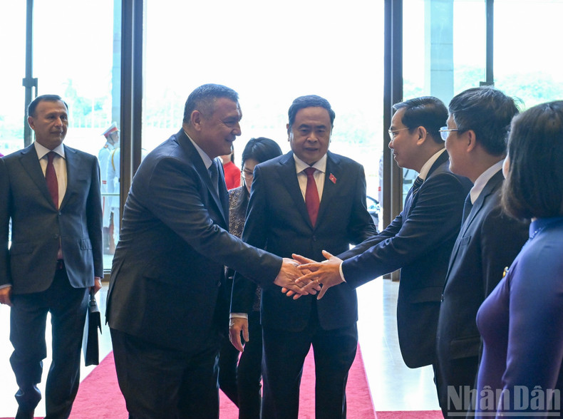 NA Chairman Tran Thanh Man introduces Vietnamese delegates to Speaker of the Legislative Chamber of the Oliy Majlis (Lower house) of Uzbekistan Nuriddin Ismoilov. (Photo: DUY LINH) image-3.jpg