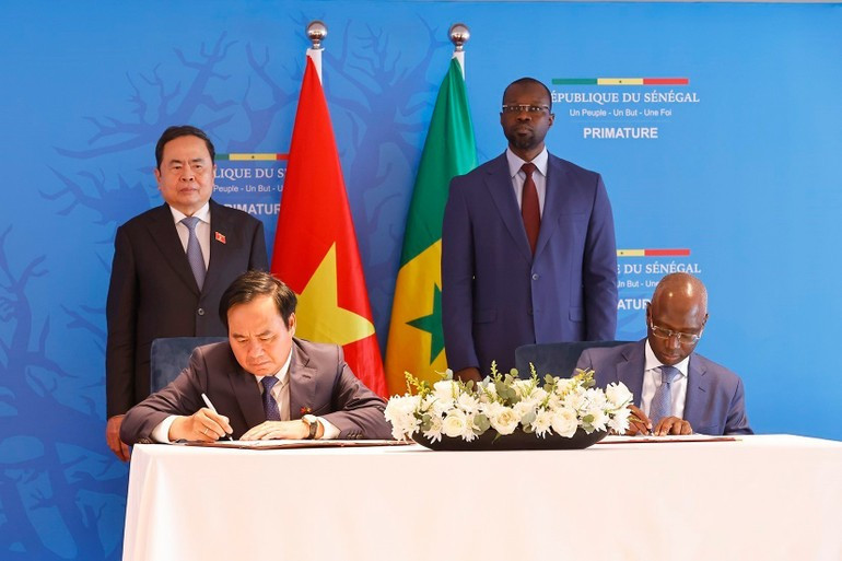 National Assembly Chairman Tran Thanh Man and Senegalese Prime Minister Ousmane Sonko witness the signing of a Memorandum of Understanding on agricultural cooperation between Viet Nam’s Ministry of Agriculture and Environment and Senegal’s Ministry of Agriculture, Food Sovereignty and Livestock. (Photo: VNA) a3.jpg