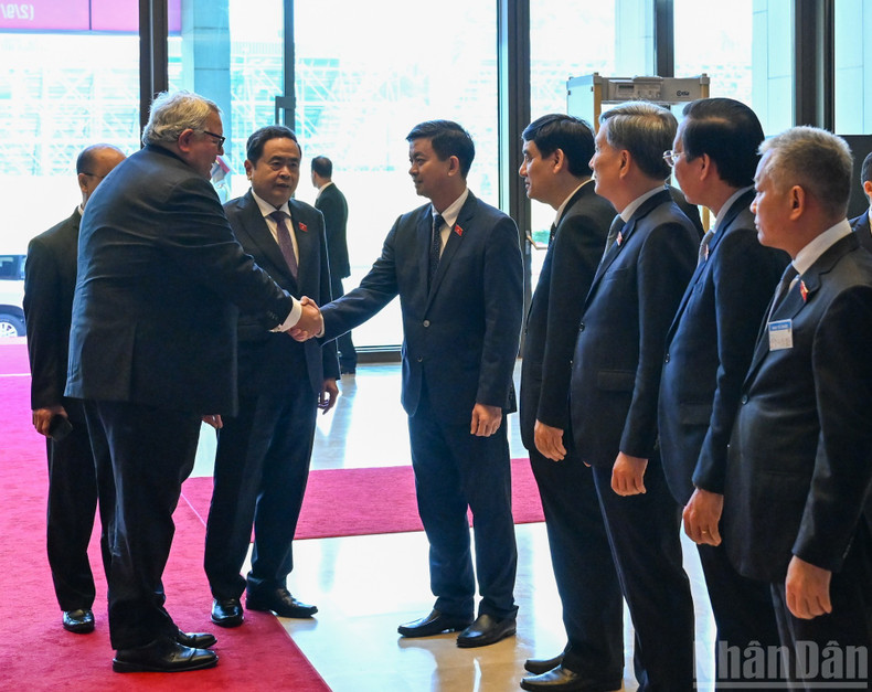 NA Chairman Tran Thanh Man introduces members of the Vietnamese delegation to Speaker Gerry Brownlee. image-1.jpg