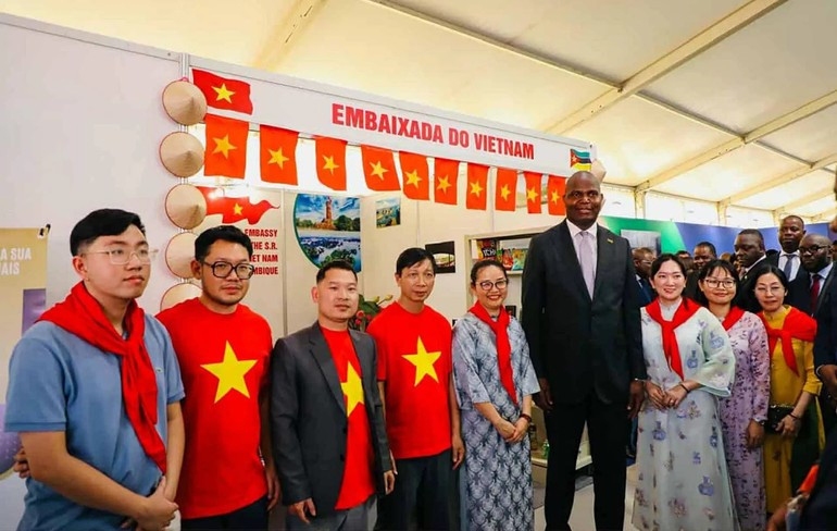 Mozambican President Daniel Chapo posing for a commemorative photo with staff of the Embassy of Viet Nam in Mozambique. (Photo: Embassy of Viet Nam in Mozambique) image-36.jpg