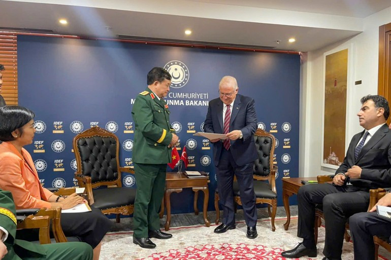 Senior Lieutenant General Hoang Xuan Chien presents a letter to Turkish Minister of National Defence Yaşar Güler. z6833226078618-d37a2cf157ad40cf6d3b97bbf513c787.jpg