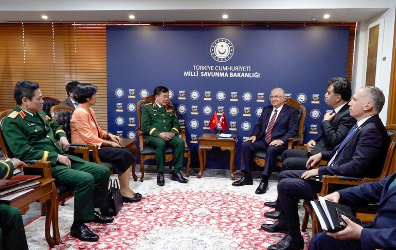 Senior Lieutenant General Hoang Xuan Chien and the Vietnamese delegation meet with Turkish Minister of National Defence Yaşar Güler. z6833227128521-f73b5306bfbec2432cac47fbaa6bd0b7.jpg