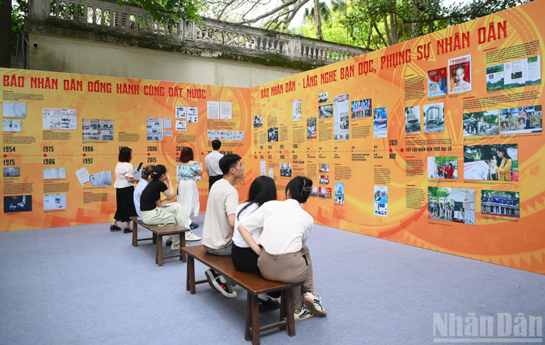 The exhibition draws large crowds from the public. huy-0274.jpg