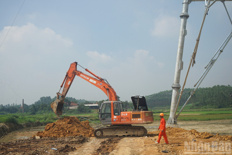 Every metre of access road built and every steel pole erected is a testament to the perseverance, ingenuity and tireless spirit of the teams working under the motto “braving sun and rain.” (Photo: TRUNG HUNG) 10.jpg