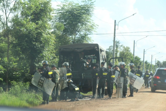Mobile police of the Ministry of Public Security and Dak Lak provincial police deploy forces to pursue suspects in the shooting attack in the province in 2023. (Photo: VNA) Mobile police of the Ministry of Public Security and Dak Lak provincial police deploy forces to pursue suspects in the shooting attack in the province in 2023. (Photo: VNA)