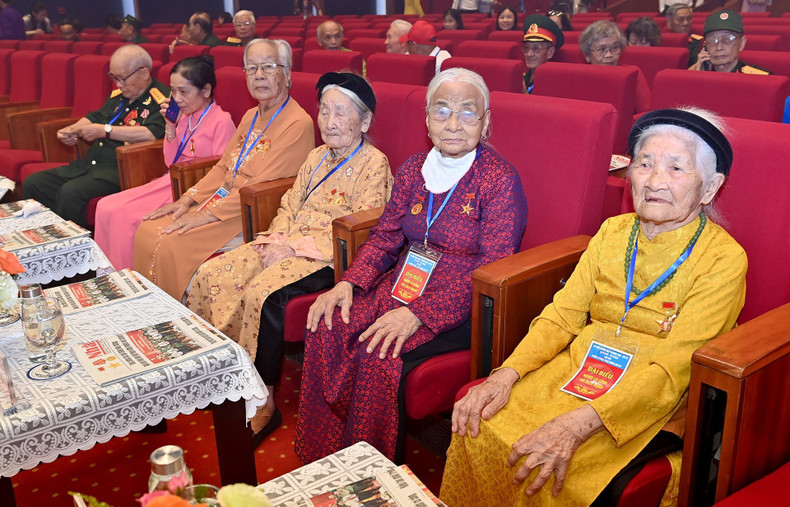 Heroic Vietnamese Mothers attend the gathering. 2-me-viet-nam-anh-hung.jpg