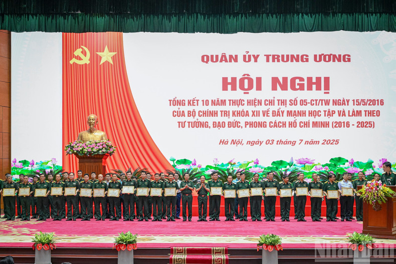 General Phan Van Giang presents awards to outstanding collectives and individuals in studying and following President Ho Chi Minh’s thought, morality, and style for the 2016-2025 period. 4-6374.jpg