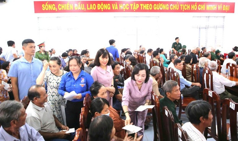 The NA Vice Chairwoman presents gifts to policy beneficiary families in Tan Dong Commune, Tay Ninh. z6833053248216-0625a6367df30808ccad76e734926192.jpg