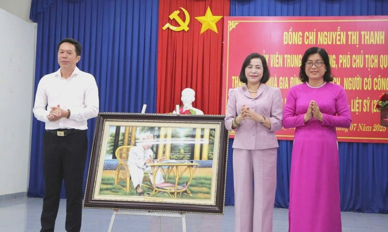 Vice Chairwoman Nguyen Thi Thanh presents a portrait of President Ho Chi Minh to Tan Dong Commune, Tay Ninh. z6833053259632-d3488144c6981bf70b0b6f90dfab5ac9-3.jpg