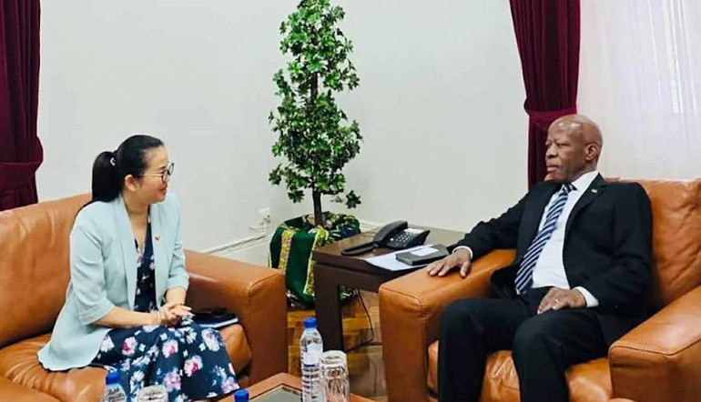Ambassador Tran Thi Thu Thin and Chief Justice Adelino Manuel Muchanga discuss issues related to the protection of Vietnamese citizens in Mozambique. (Photo: Embassy of Viet Nam in Mozambique) image-1.jpg
