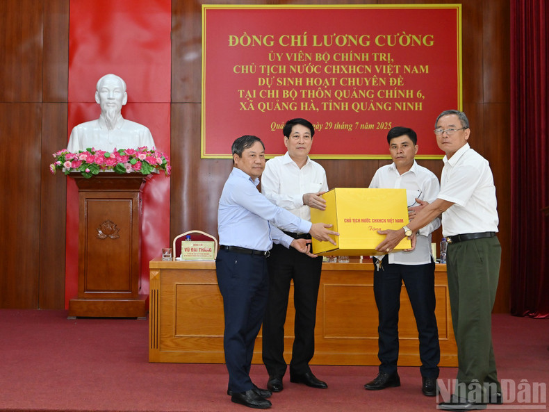 President Luong Cuong presents a gift to the Quang Chinh 6 Party Cell. 10.jpg