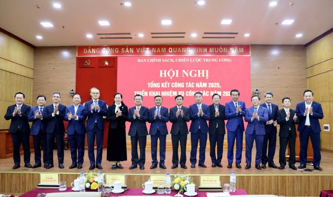 Officials at the year-end performance review of the Party Central Committee's Commission for Policies and Strategies in Hanoi on December 26 (Photo: VNA)