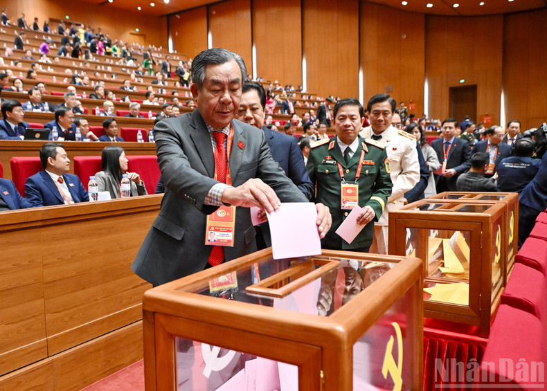 Delegates cast their votes to elect the 14th Party Central Committee.