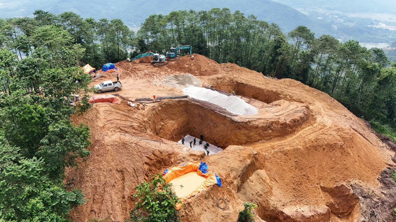 Construction teams are taking advantage of favourable weather conditions to pour concrete for the pole foundations. The total volume for the entire line is up to 45,000 cubic metres, requiring swift and precise construction progress. (Photo: NGOC LINH) 6.jpg