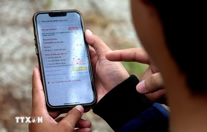 Voters look up election-related information such as polling locations, candidate lists, candidate biographies, and action programs on the VNeID app. (Photo: VNA)