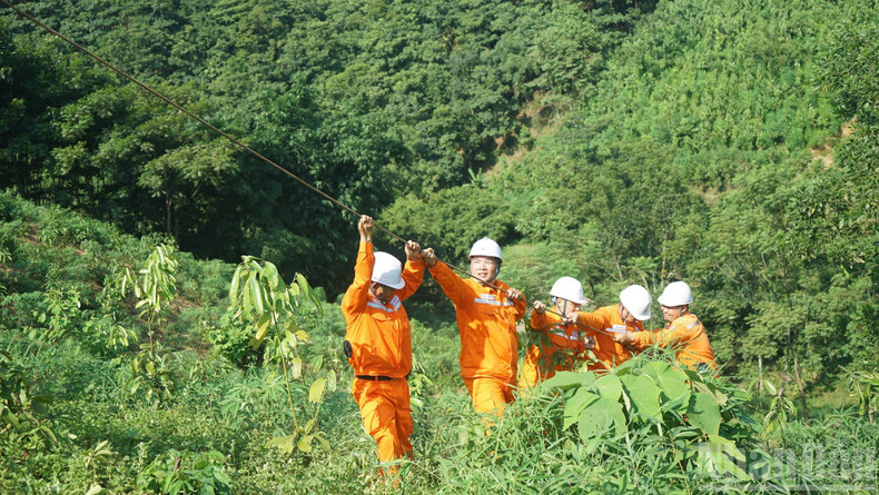 In many treacherous locations, workers must string cables under strong winds and intermittent rain. Construction activities must ensure absolute safety while maintaining the required progress. (Photo: TRUNG HUNG) 12.jpg