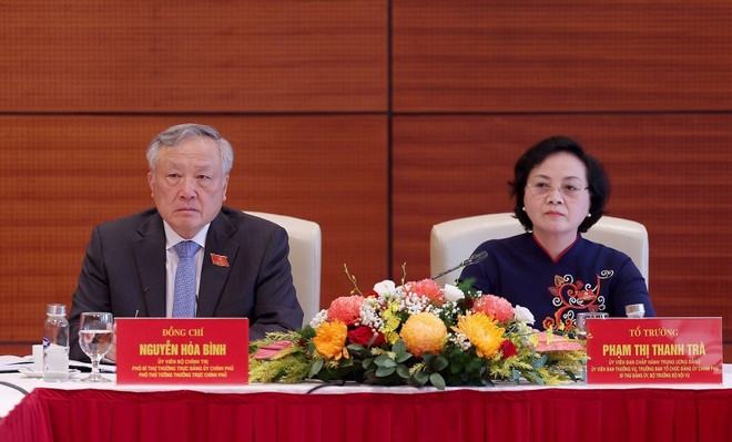 Standing Deputy Prime Minister Nguyen Hoa Binh (L) at a group discussion within the preparatory session of the first Congress of the Government’s Party Organisation on October 12, 2025 (Photo: VNA) Standing Deputy Prime Minister Nguyen Hoa Binh (L) at a group discussion within the preparatory session of the first Congress of the Government’s Party Organisation on October 12, 2025 (Photo: VNA)