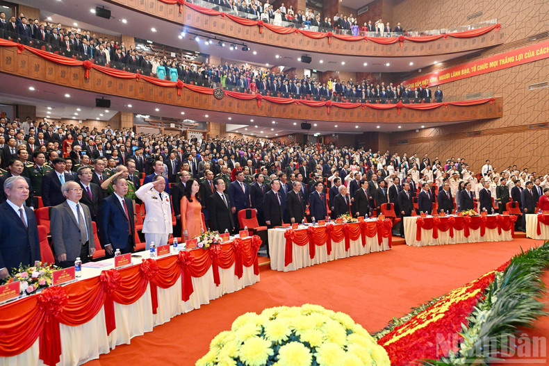 President Luong Cuong and delegates performing the flag-saluting ceremony at the first congress of the Party Organisation of Phu Tho province. President Luong Cuong and delegates performing the flag-saluting ceremony at the first congress of the Party Organisation of Phu Tho province.