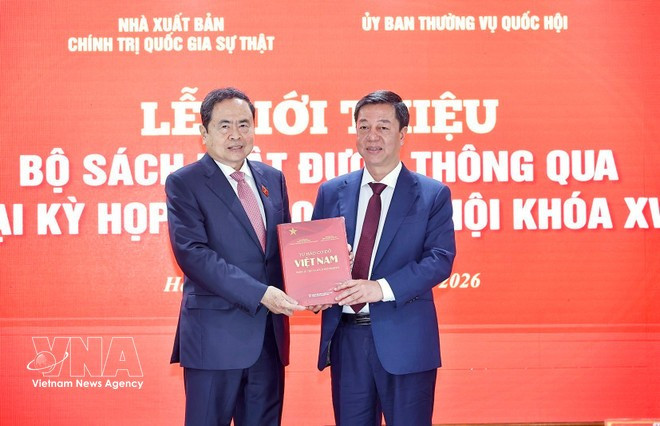 Vu Trong Lam, Director and Editor-in-Chief of the Su That National Political Publishing House, presents a book to National Assembly Chairman Tran Thanh Man. (Photo: VNA)