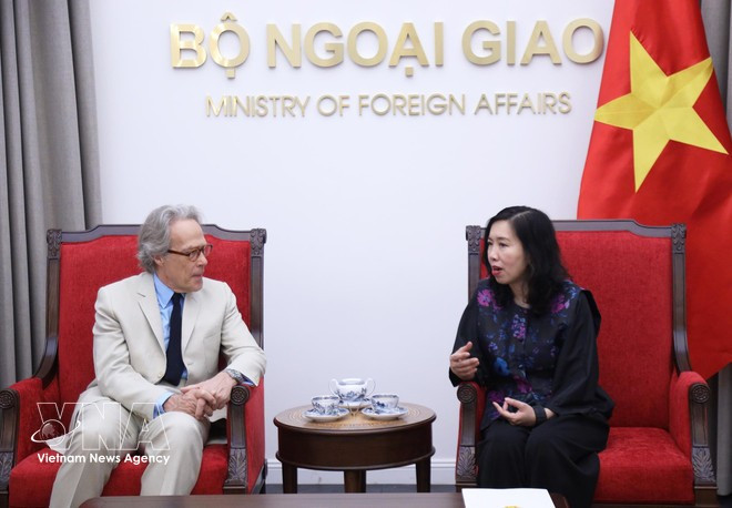 Deputy Minister of Foreign Affairs Le Thi Thu Hang (R) and Duke of Richmond and Gordon of the UK Charles Henry Gordon-Lennox (Photo: VNA)