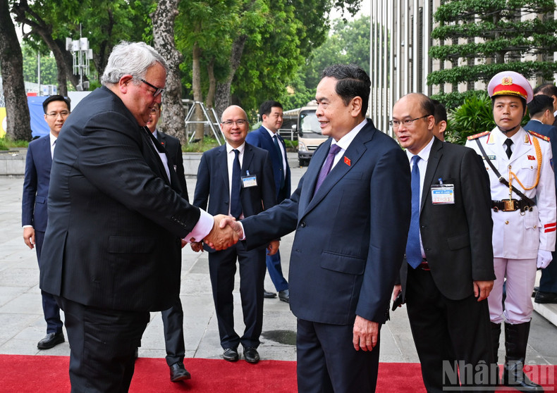 NA Chairman Tran Thanh Man welcomes Speaker of the New Zealand House of Representatives (Parliament) Gerry Brownlee. image.jpg
