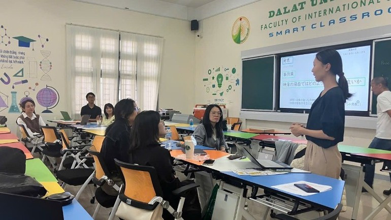 JICA volunteers and Vietnamese lecturers sharing group discussion outcomes. (Photo: JICA) 6-225.jpg