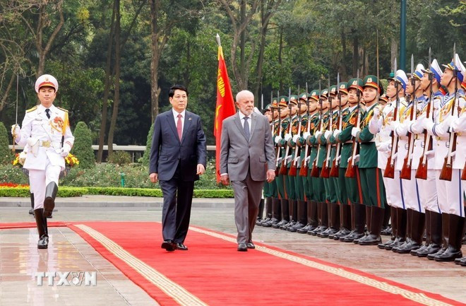 President Luong Cuong (left) and Brazilian President Luiz Inácio Lula da Silva review the Guard of Honour of the Viet Nam People's Army. (Photo: VNA) President Luong Cuong (left) and Brazilian President Luiz Inácio Lula da Silva review the Guard of Honour of the Viet Nam People's Army. (Photo: VNA)