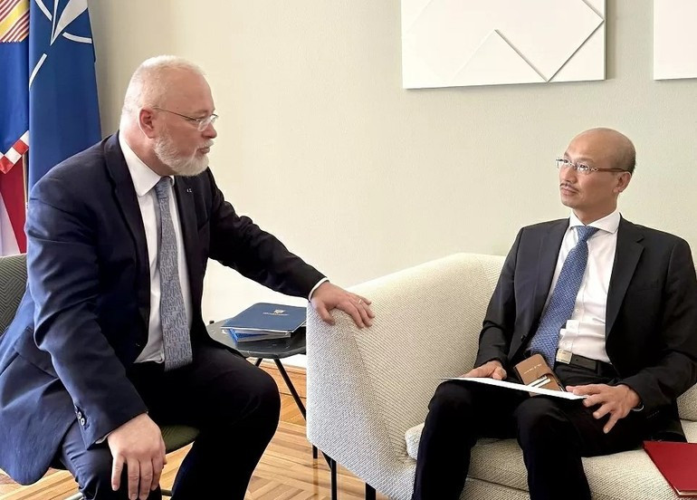 Neven Pelicarić, Foreign Affairs Advisor to the Croatian President, receives Ambassador Bui Le Thai. (Photo: Vietnamese Embassy in Croatia) dai-su-bui-le-thai-trinh-thu-uy-nhiem-len-tong-thong-croatia-20250628163701.jpg