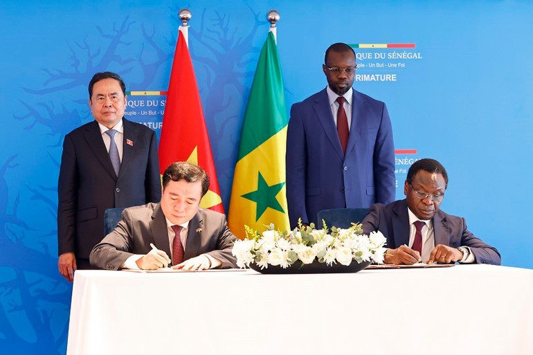 National Assembly Chairman Tran Thanh Man and Senegalese Prime Minister Ousmane Sonko witness the signing of a Memorandum of Understanding on rice trade between Viet Nam’s Ministry of Industry and Trade and Senegal’s Ministry of Industry and Trade. (Photo: VNA) a4.jpg