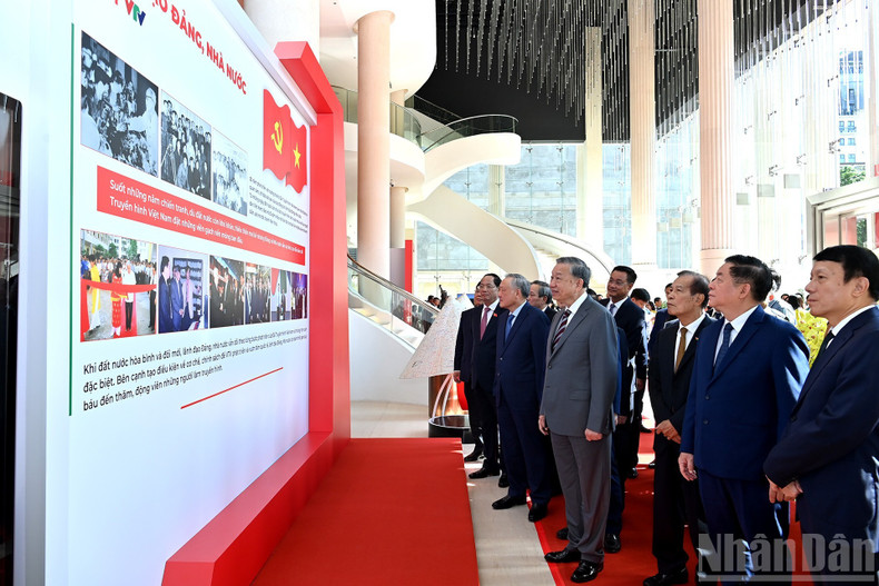 Party General Secretary To Lam and delegates visit the exhibition showcasing Viet Nam Television’s achievements. image-9.jpg