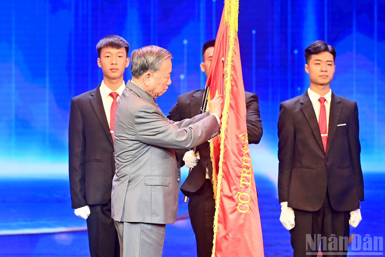 Party General Secretary To Lam affixes the First-Class Labour Order to VTV’s traditional flag. image-5.jpg