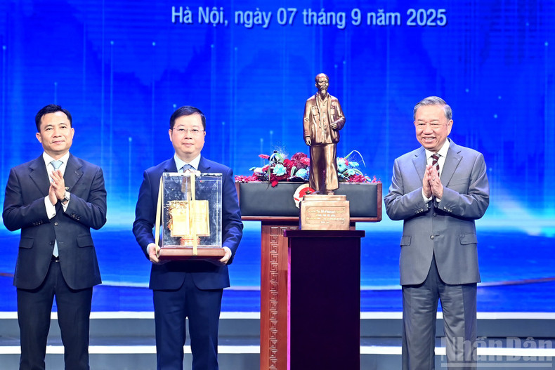 Party General Secretary To Lam presents a statue of President Ho Chi Minh and gifts to Viet Nam Television. image-8.jpg
