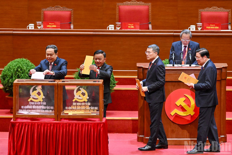 Party and State leaders cast their votes to elect the 14th Party Central Committee.